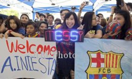 TUR PRAMUSIM BARCELONA: Messi dkk Diserbu Fans Barca di Thailand