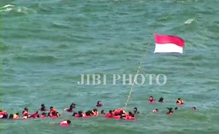 HUT KE-68 RI : Tim SAR Gunungkidul Gelar Upacara Kemerdekaan di Laut