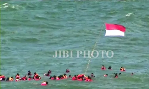 HUT KE-68 RI : Tim SAR Gunungkidul Gelar Upacara Kemerdekaan di Laut