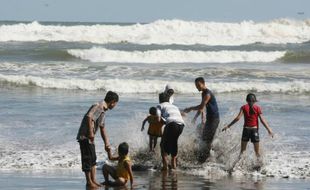 WISATA LEBARAN : Wisatawan di Pantai Mulai Berkurang