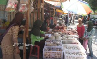 Pedagang Mulai Beraktivitas di Pasar Darurat di Nguter