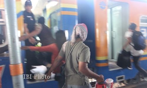 PENERTIBAN PEDAGANG : Aparat Biarkan Puluhan Pengasong Jualan di Kereta