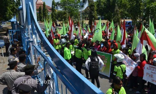 UNJUK RASA BURUH : Buruh CV MML Ancam Lapor ke Gubernur