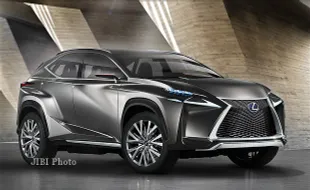 MOBIL BARU : Lexus Luncurkan Sedan Sport 5.000 CC