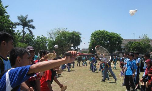 HAORNAS 2013 : Ribuan Siswa SMK di Sukoharjo Main Bulu Tangkis Massal