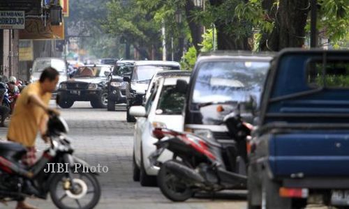 MANAJEMEN PERPARKIRAN : Jukir Marak di City Walk