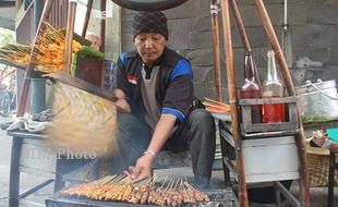 KULINER SOLO : Satai Nonongan Warisan Madura Kini Khas Solo