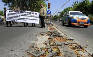 Protes Pembangunan Pembatas Jalan, Warga Karangasem Gelar Aksi Demo