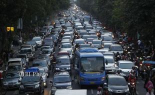 MOBIL MURAH : "Mobil Murah Tak Jadi Penyebab Utama Solo Macet”