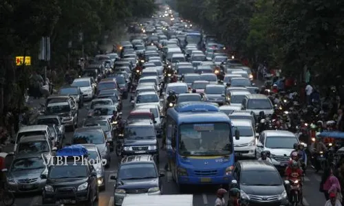 MOBIL MURAH : "Mobil Murah Tak Jadi Penyebab Utama Solo Macet”