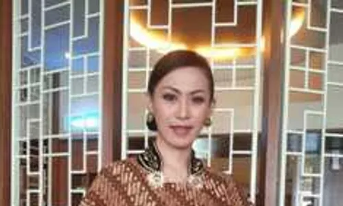 Viky Usung Batik Parang di Putra Putri Batik Nusantara 2013