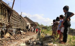 TEMBOK RUNTUH SOLO : Timpa 7 Orang, Satu Korban Alami Jari Putus