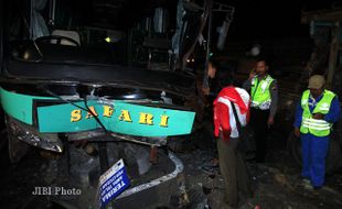 KECELAKAAN BOYOLALI : Bus Safari Tabrak Truk dan Innova, 5 Orang Terluka