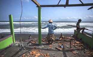 PANTAI DEPOK BANTUL : Terancam Ombak, Kondisi Rumah Makan di Tepi Pantai Kritis.