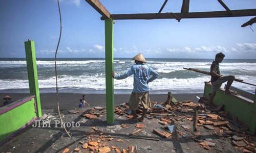 GELOMBANG TINGGI : Warung Di Pantai Rusak Diterjang Gelombang