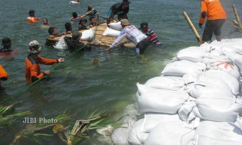 ABRASI PANTAI SAMAS : Warga Minta Pemkab Kirim Alat Berat 