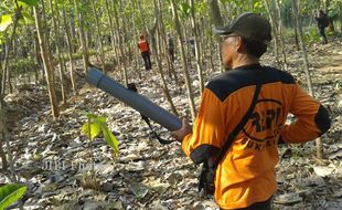  Gunakan Bazoka, Sukarelawan Usir Sekawanan Kera