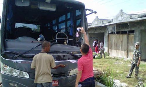 KECELAKAAN LALU LINTAS : Sopir Lalai, Bus Milik STPN Tabrak Truk Pasir