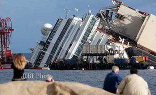 KAPAL TENGGELAM : Sempat Terguling, Costa Concordia Tegak Kembali