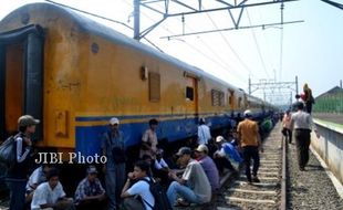 KERETA API : Diprotes Penumpang KA Ekonomi, PT KAI Ngotot Batasi Kapasitas