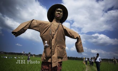 KEARIFAN LOKAL : SMK Bansari Temanggung Pamerkan Puluhan Memedi Sawah 