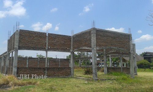 PEMBANGUNAN GEDUNG : Pembangunan Gedung Serba Guna Mayang Sukoharjo Terkatung-Katung