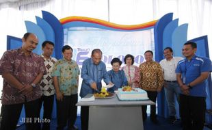 HUT KE-16 SOLOPOS : MEMOTONG TUMPENG