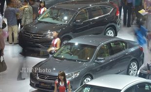 IIMS 2013 : Perempuan Muda & Mobil Anyar Bersaing Pesona