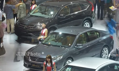 IIMS 2013 : Perempuan Muda & Mobil Anyar Bersaing Pesona