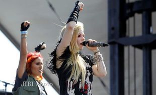 FESTIVAL MUSIK I HEART RADIO : AVRIL LAVIGNE BERAKSI DI LAS VEGAS