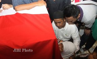 PENEMBAKAN POLISI : MENANGIS DI DEPAN JENAZAH