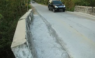  JEMBATAN RUSAK : Dinding Jembatan Garangan Doyong, Warga Cemas