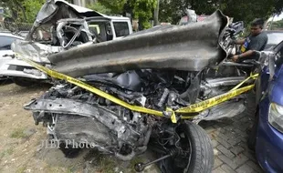 LAKA MAUT DUL AHMAD DHANI : MOBIL DUL MASIH TERSANGKUT PAGAR