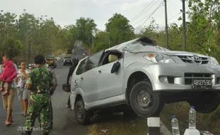 PENYANYI DANGDUT TEWAS KECELAKAAN : Mobil Terguling, Dewi Angin-Angin Terlempar dari Dalam Mobil