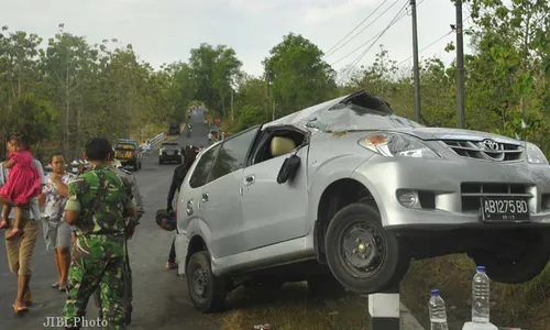 PENYANYI DANGDUT TEWAS KECELAKAAN : Mobil Terguling, Dewi Angin-Angin Terlempar dari Dalam Mobil