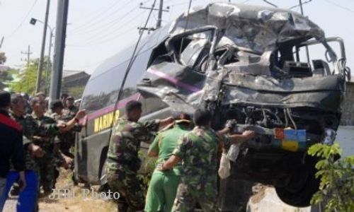 KECELAKAAN PASURUAN : 3 Bikers Tewas Dihajar Minibus Marinir