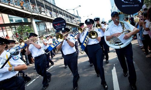 KARNAVAL POLISI 5 NEGARA : NYPD & Polisi Cantik Jepang Hibur Jakarta