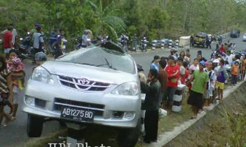 PENYANYI DANGDUT TEWAS KECELAKAAN : Dewi Terlempar Keluar, Warga Tak Berani Menolong 