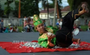 MENARI PIRING DI ATAS BELING