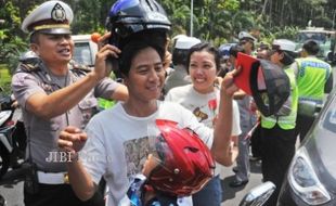 POLISI BAGI-BAGI HELM GRATIS