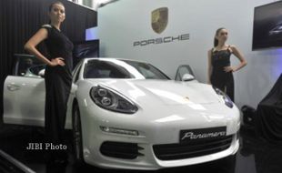 PORSCHE PANAMERA S DILUNCURKAN