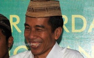 JOKOWI CAPRES : Jokowi Kunjungi Makam Leluhur Gus Dur   