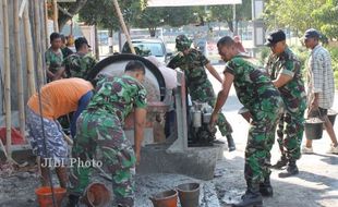   PEMBANGUNAN MASJID : Personel TNI Kerja Bakti Bangun Masjid di Sukoharjo 