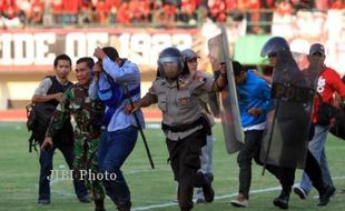 PERSIS SOLO VS PSS SLEMAN : POLISI KAWAL PENONTON