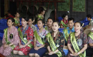 BERLATIH MENEMBANG & MENABUH GAMELAN