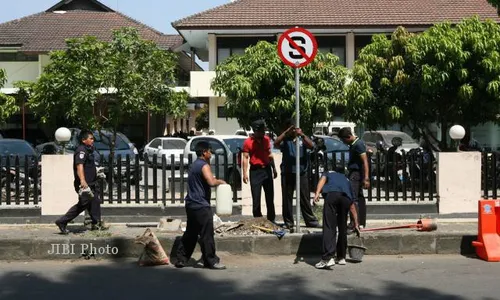 MEMASANG RAMBU LARANGAN BERHENTI