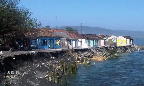 ABRASI PANTAI SAMAS : Pembangunan Tanggul Hanya Sia-sia