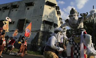 KIRAB SRAWUNG TIRTONADI : Inilah Kemeriahan Komunitas Tirtonadi