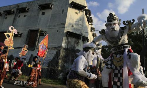 KIRAB SRAWUNG TIRTONADI : Inilah Kemeriahan Komunitas Tirtonadi