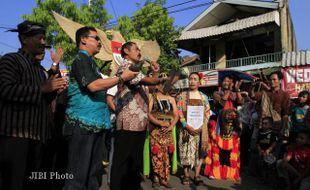 KIRAB SRAWUNG TIRTONADI : Ditandai Pelepasan Burung Merpati, Komunitas Tirtonadi Berpawai